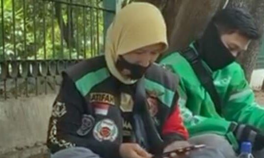 perempuan pengojek