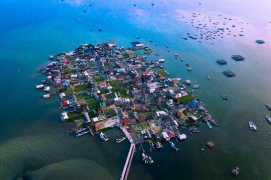 Kampung Nelayan merah putih