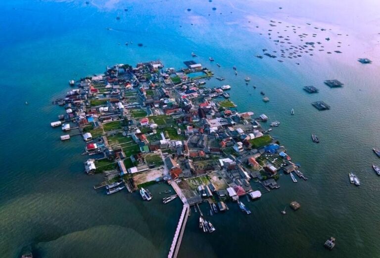 Kampung Nelayan merah putih